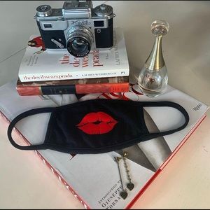 “Lady in red” face mask